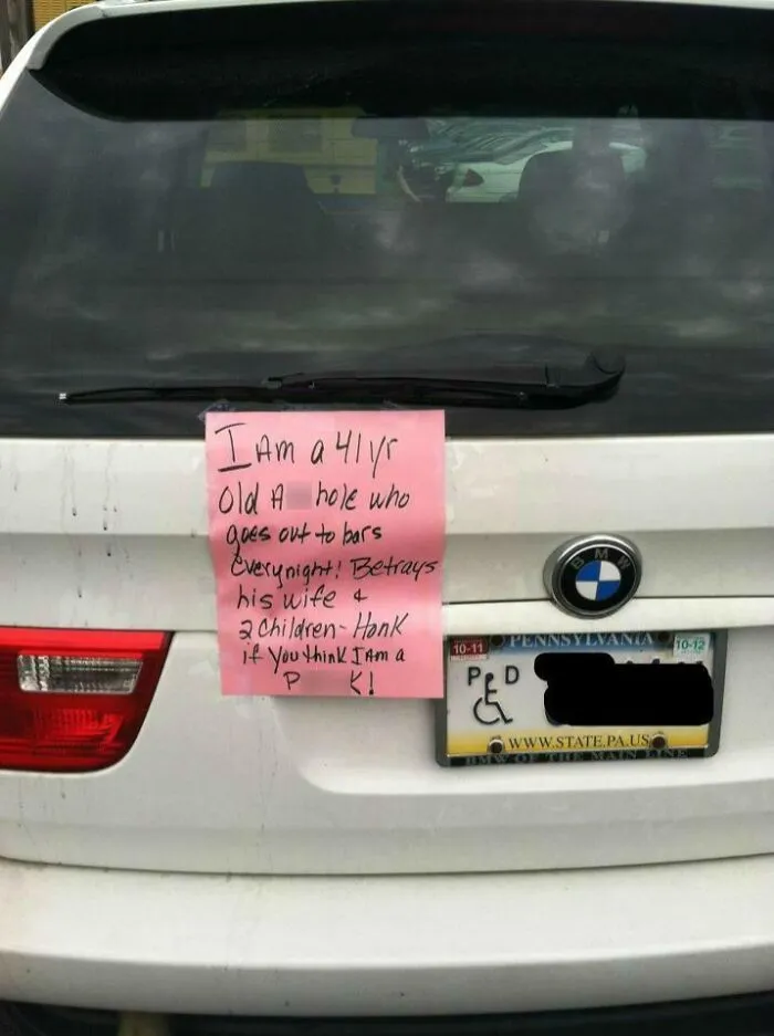 Una esposa se venga de su marido infiel dejando una nota en su coche