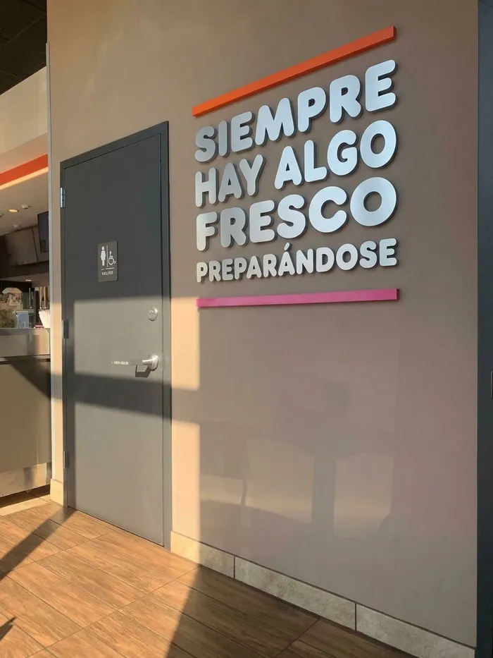 Un lugar bastante raro para poner ese cartel…