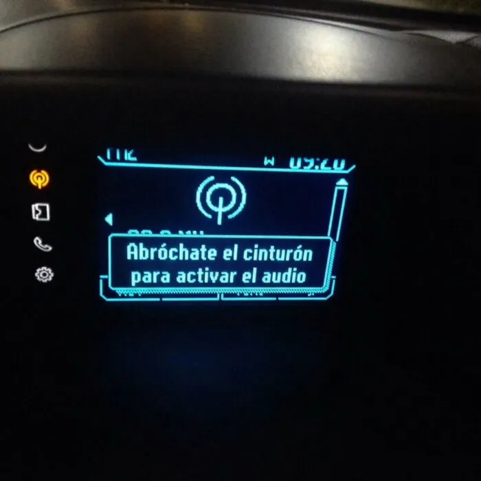 Este coche no me deja escuchar música a menos que me ponga el cinturón de seguridad.
