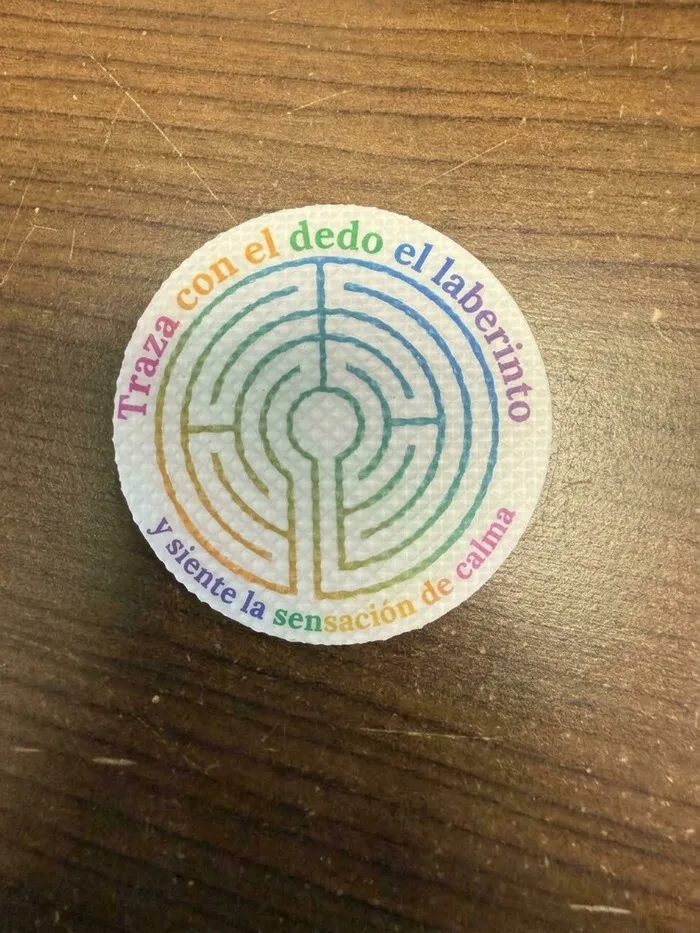 Una pegatina sensorial “relajante” con un laberinto imposible de resolver