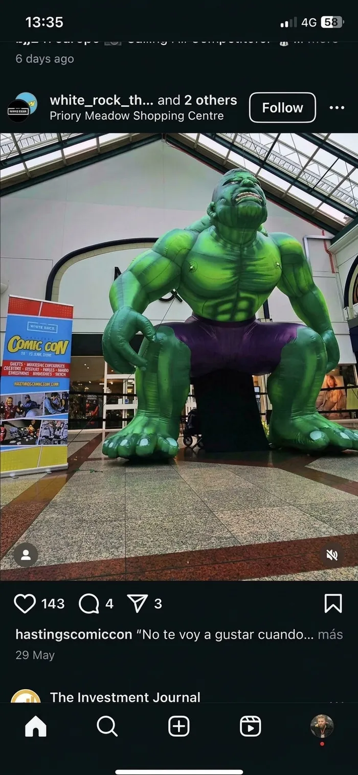 ¡La Comicon local tiene un Hulk enorme que parece estar en una situación bastante incómoda!