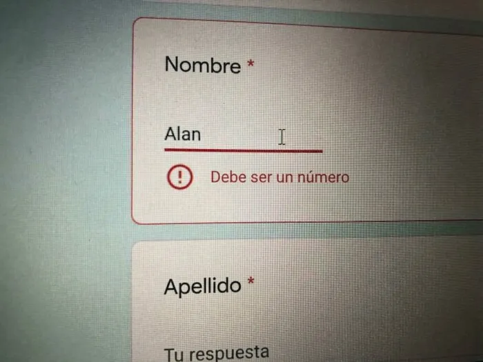 Profesores haciendo cuestionarios