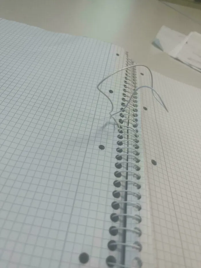 Le presté mi cuaderno de matemáticas a un compañero de equipo durante un día (había faltado a clase) para que anotara todo. Me lo devolvió así.