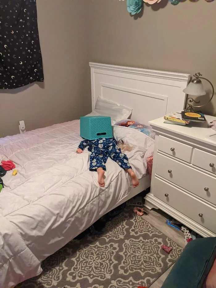 No estoy segura de si estaba tratando de esconderse o de hacer algo gracioso, pero se quedó dormida así