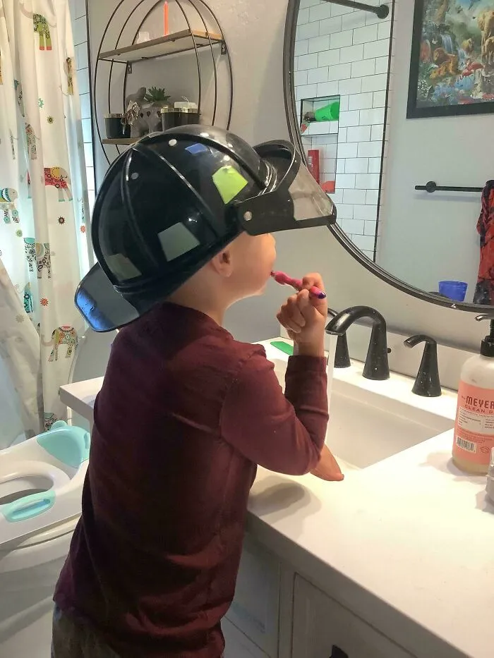 "Es para que no se me meta pasta de dientes en los ojos"