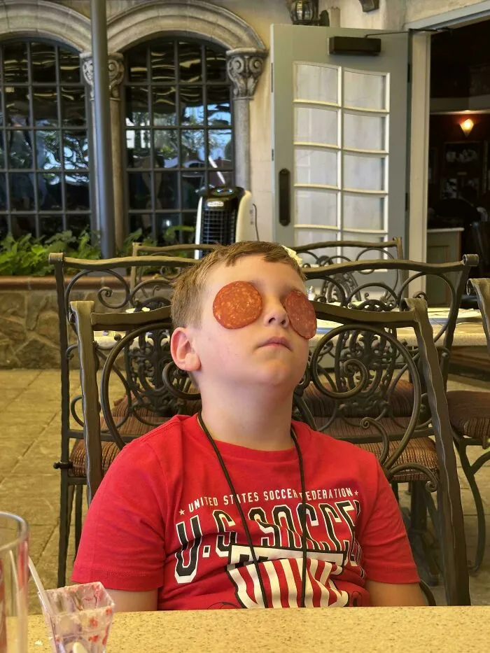 Mi hijo relajándose en vacaciones (sí, eso es salami)