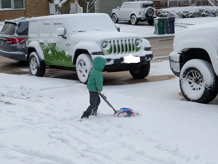 Esta mañana estaba paleando la nieve de la entrada y mi hijo me dijo que quería ayudar, pero que primero tenía que cortar el césped.