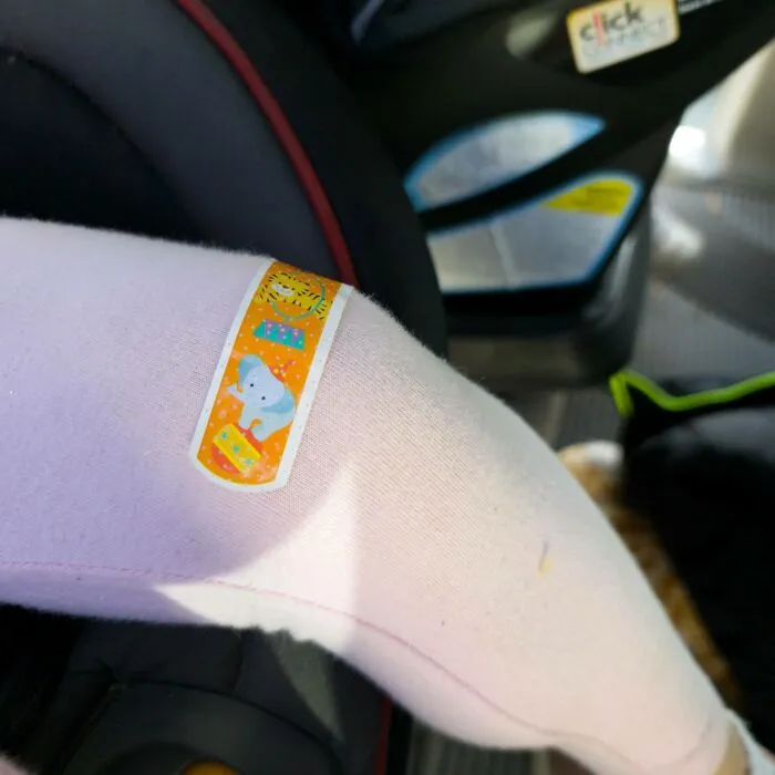 Mi hija me dijo que le dolía la rodilla y que necesitaba una curita. Tampoco quería quitarse las medias. Al parecer, esto mejoró las cosas.
