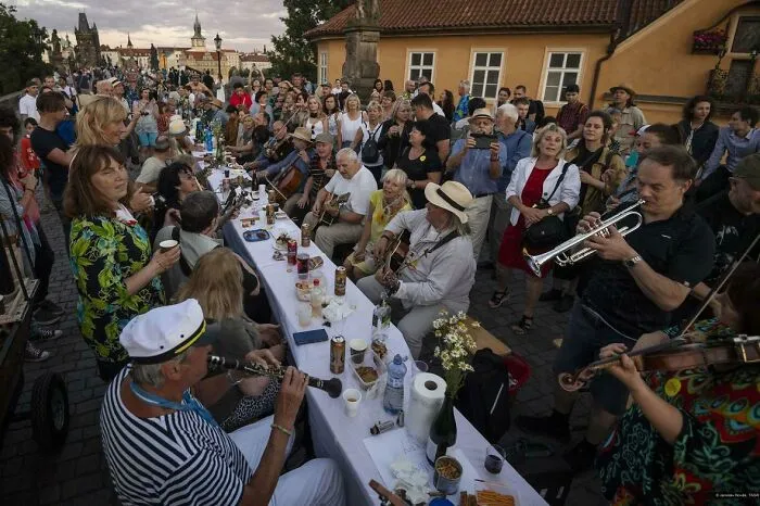 Fiesta de despedida del Covid-19 en la República Checa el 30 de julio de 2020 . Uno de los países con mayor número de casos por millón de habitantes