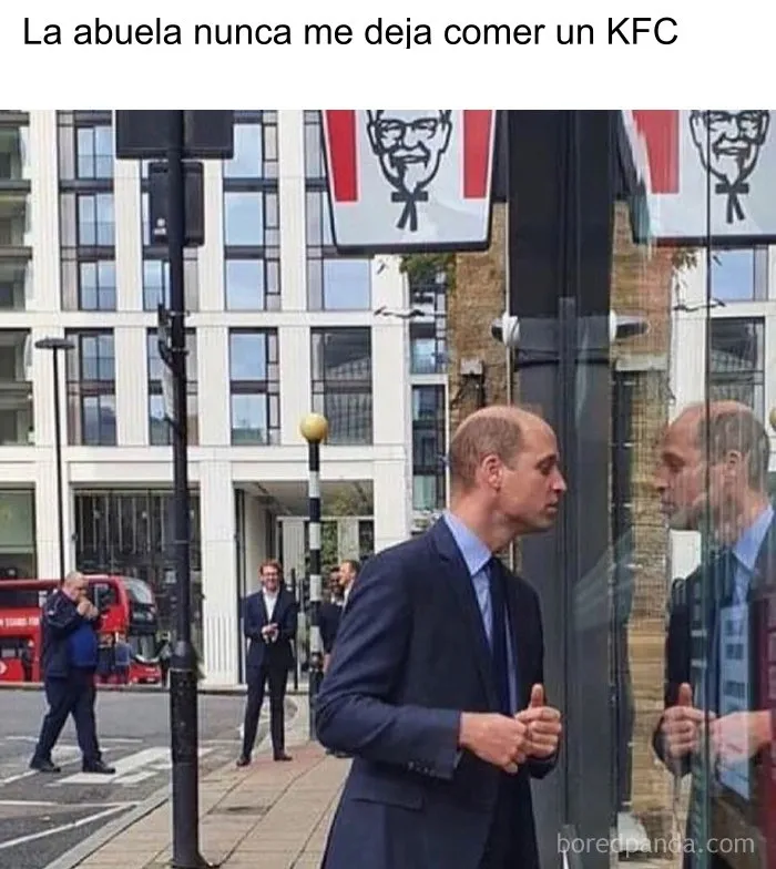 Príncipe Guillermo mirando el escaparate de un KFC en uno de estos memes británicos.
