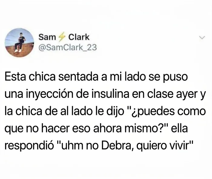 Captura de pantalla de Twitter con memes divertidos sobre una inyección de insulina y una respuesta graciosa.