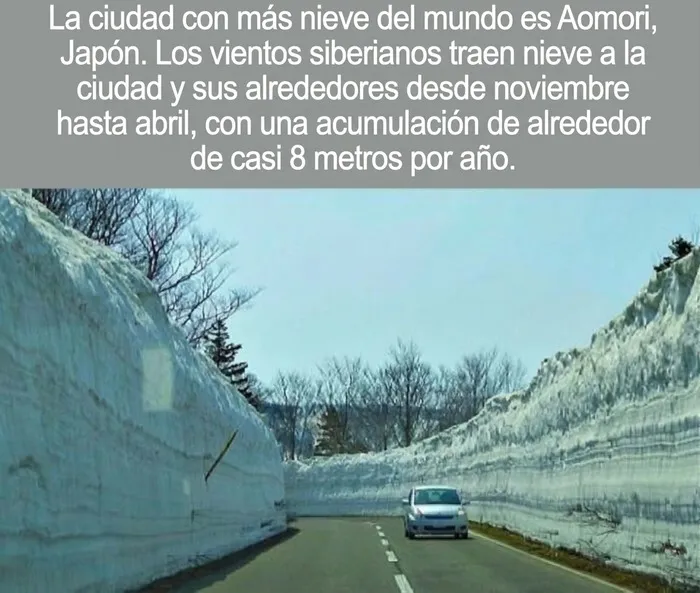 Carro conduciendo por carretera rodeada de muros gigantes de nieve en Japón, datos curiosos del clima.