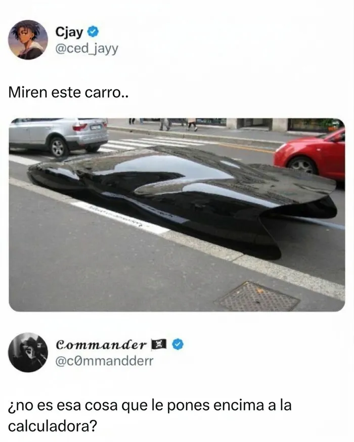 Publicación con comentarios más graciosos sobre un carro negro plano en la calle.