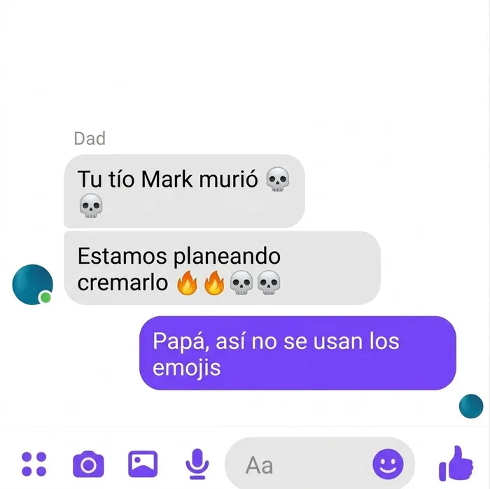 Conversación de chat con comentarios graciosos sobre el uso incorrecto de emojis de fuego y calaveras.
