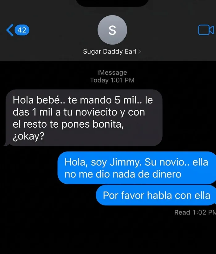Chat divertido con mensajes que generan comentarios más graciosos entre la pareja y un contacto.