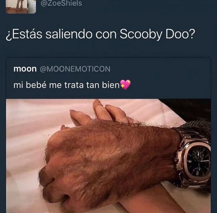 Manos entrelazadas en una publicación con comentarios graciosos