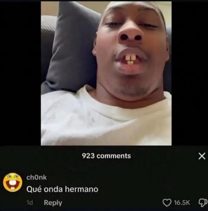 Hombre mostrando sus dientes en uno de los comentarios graciosos