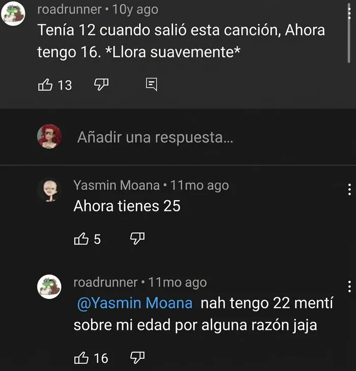 Hilo de comentarios graciosos en YouTube sobre la edad de un usuario tras varios años.