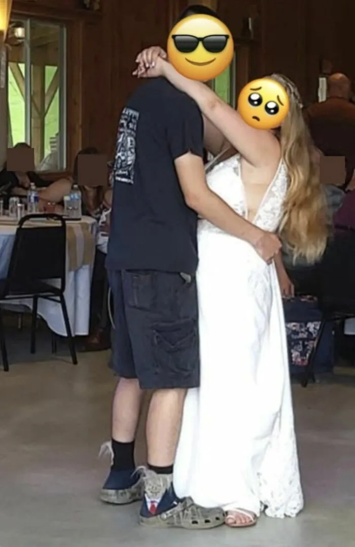 Novia bailando con un invitado en camiseta y chanclas en bodas desastrosas