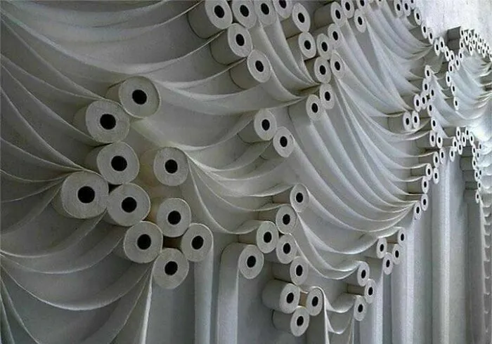 Decoración extravagante hecha con papel higiénico en una boda