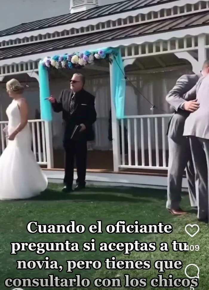 Novio consulta con sus amigos durante una boda graciosa