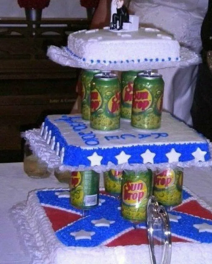 Pastel de bodas extravagante decorado con latas de refresco y banderas.