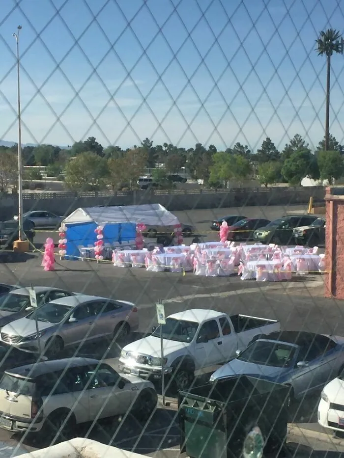 Bodas al aire libre improvisadas en un estacionamiento con mesas y globos rosados