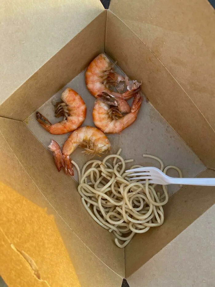 Caja de comida para llevar con fideos y camarones en bodas