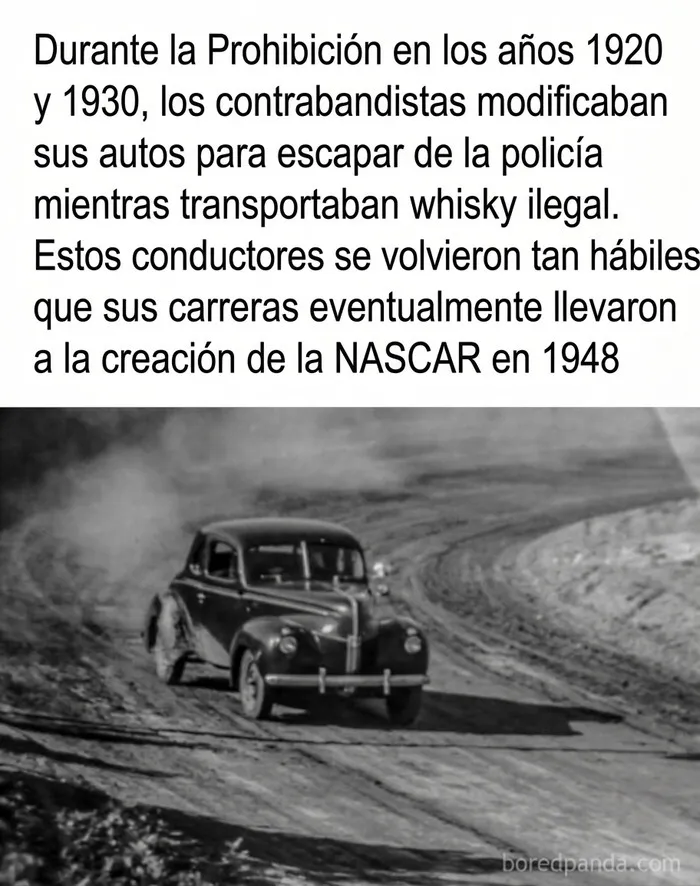 Auto antiguo en pista de tierra referente a la historia de NASCAR y memes sobre paletos americanos