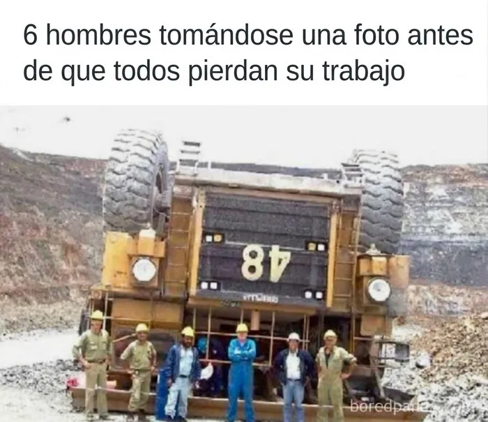 Meme divertido de paletos americanos con seis trabajadores posando junto a un camión volcado.