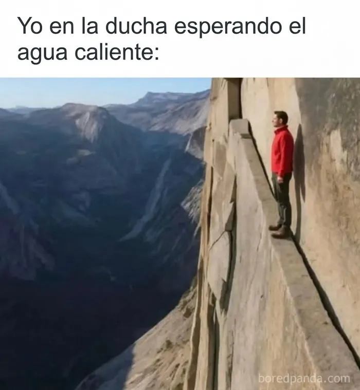 Hombre al borde de un precipicio, humor de memes sobre paletos americanos.