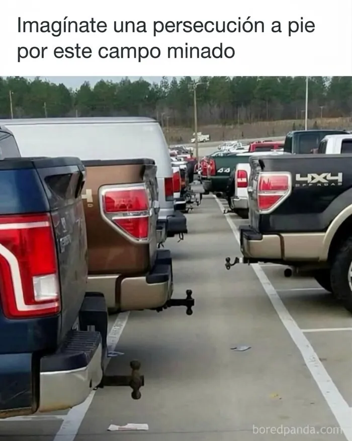 Camionetas aparcadas con enganches, ejemplo de memes sobre paletos americanos.