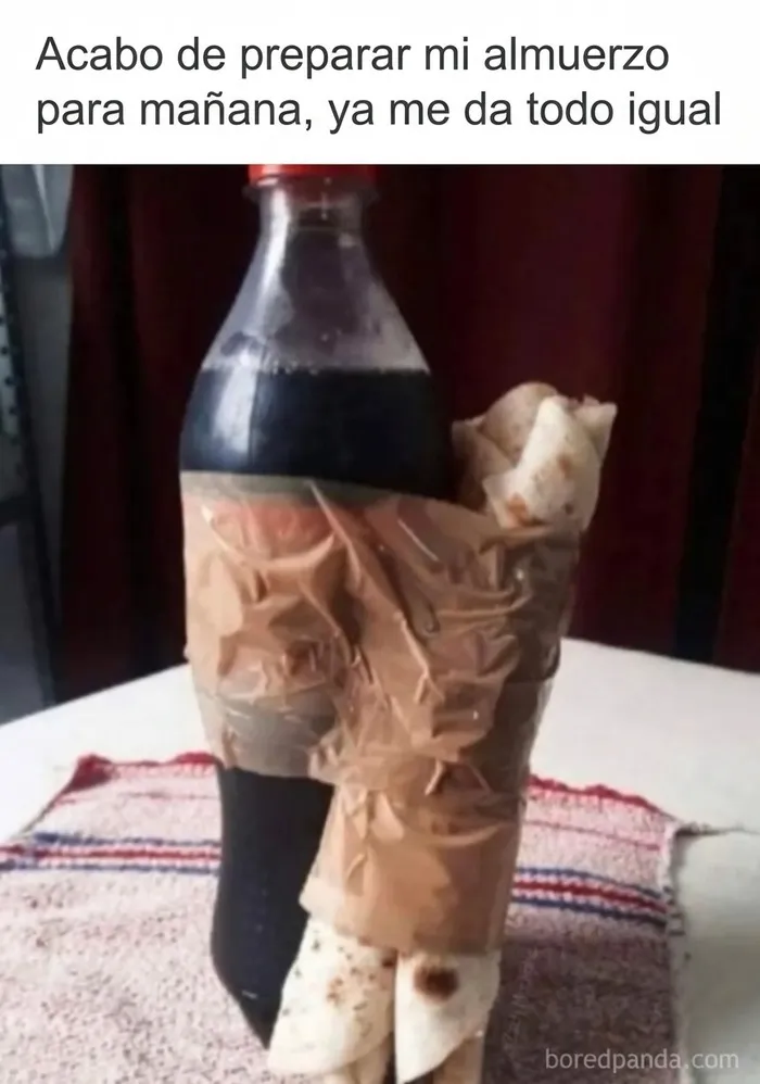 Meme gracioso sobre paletos americanos con comida pegada a una botella con cinta.