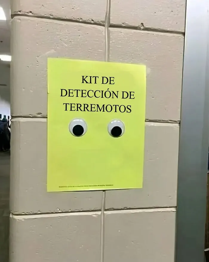 Cartel de kit de detección de terremotos con ojos de plástico, entre imágenes divertidas y disparatadas.