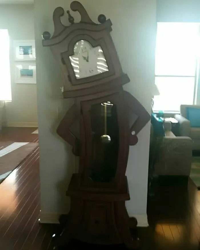 Reloj de pared antiguo con una forma curmudgeon y torcida, de la selección de imágenes divertidas y disparatadas.