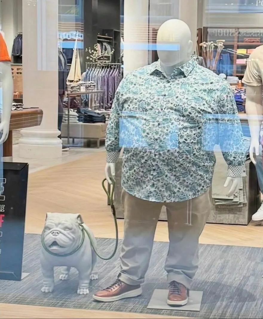 Maniquí de talla grande paseando un perro de plástico, una de muchas imágenes confusas y divertidas