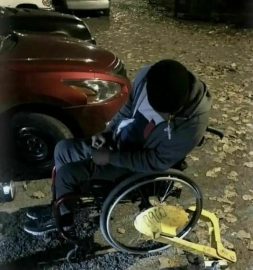 Silla de ruedas con un cepo de estacionamiento en la rueda, una de tantas imágenes confusas y divertidas
