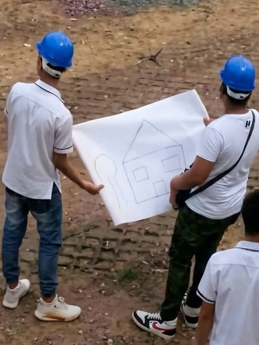 Trabajadores de la construcción sosteniendo un boceto infantil de una casa, entre imágenes confusas.