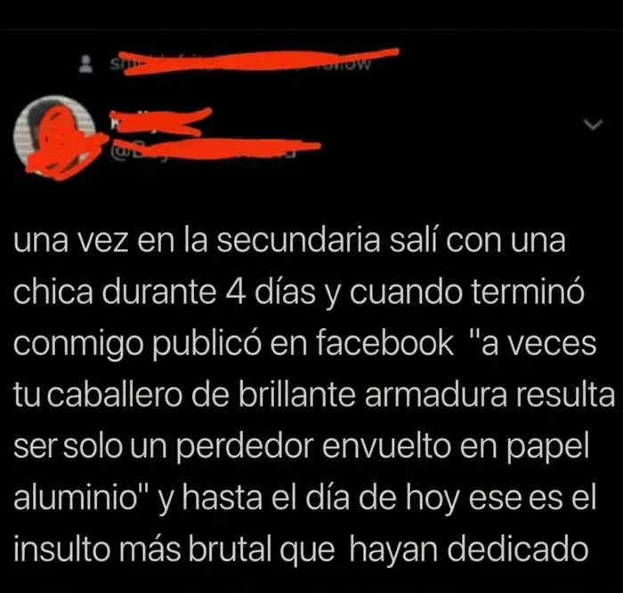 Texto de red social mostrando insultos salvajes sobre un caballero envuelto en papel aluminio