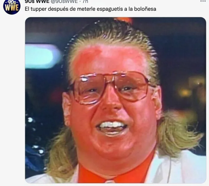 Hombre con la cara roja representando uno de los insultos salvajes más graciosos