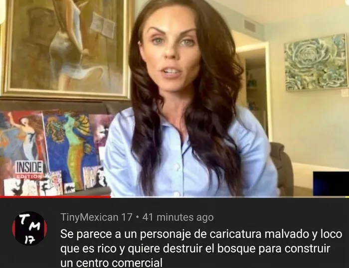 Comentario en video comparando a una mujer con un villano, mostrando insultos salvajes de Internet.