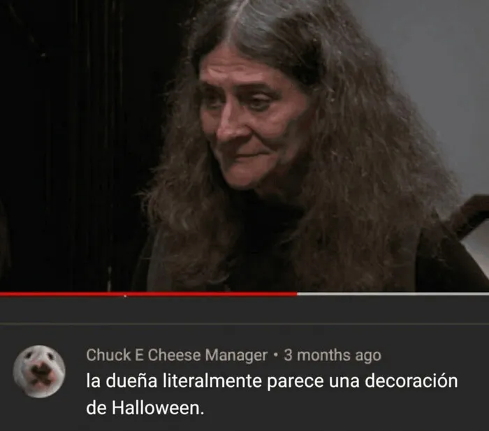 Mujer madura en video junto a un comentario cómico de insultos salvajes en redes sociales.