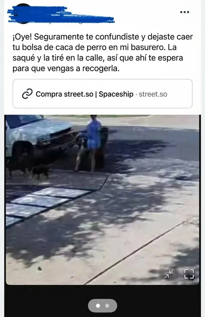 Vecinos del vecindario discutiendo en una publicación sobre una bolsa de basura en la calle.