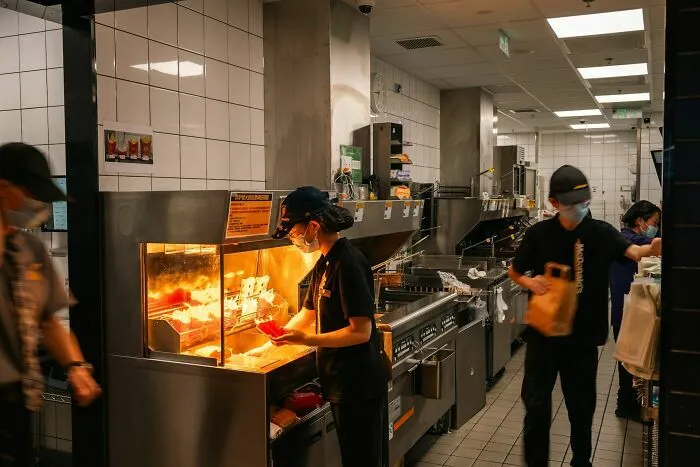 Personal de cocina preparando alimentos para pasajeros de avión