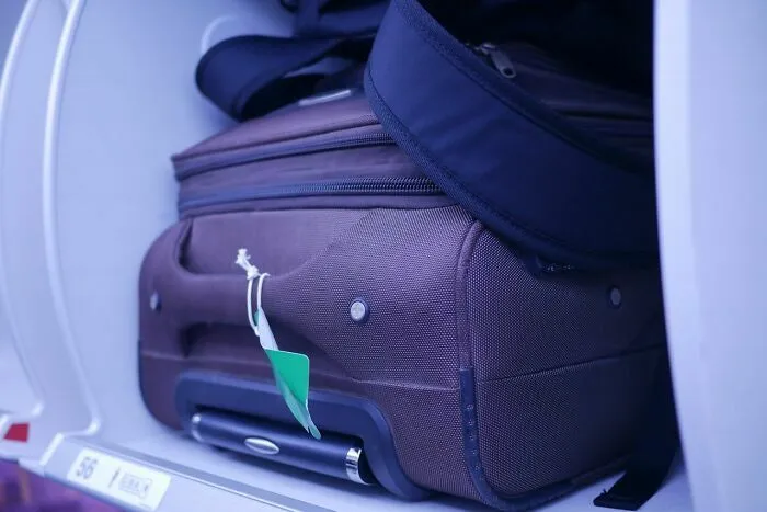 Maleta guardada en compartimento superior en vuelo de avión