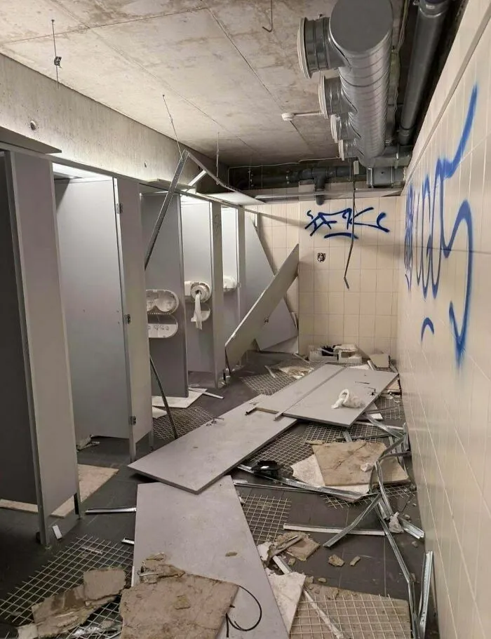 Baño público destrozado por vándalos egocéntricos que no respetan el espacio ajeno