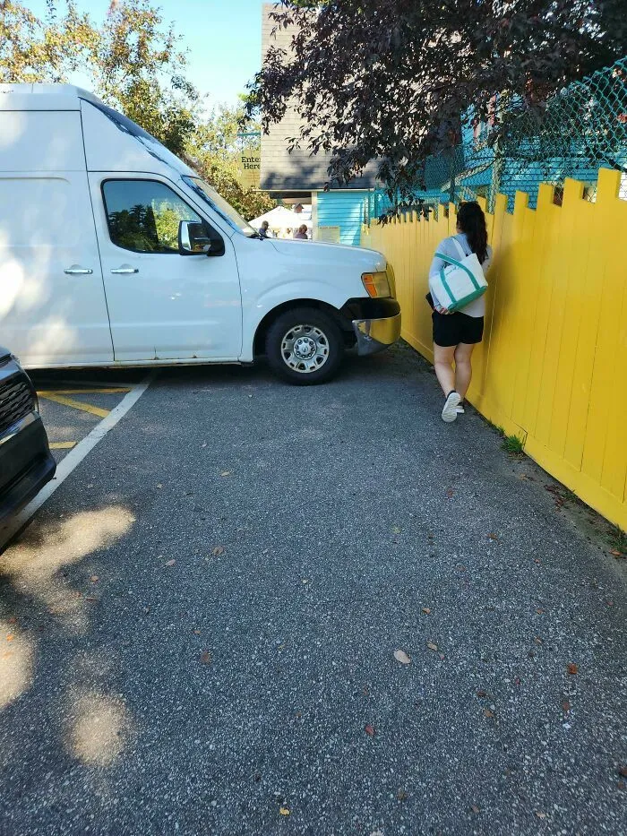 Camioneta mal estacionada bloqueando el paso peatonal, un ejemplo de egocéntricos