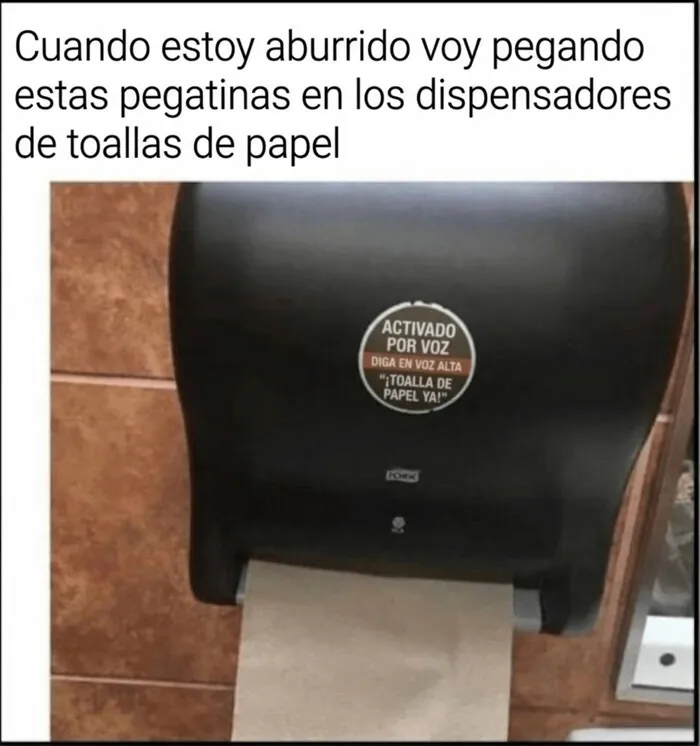 Dispensador con pegatina de activado por voz en un baño, de publicaciones divertidas para ayudar a relajarte.