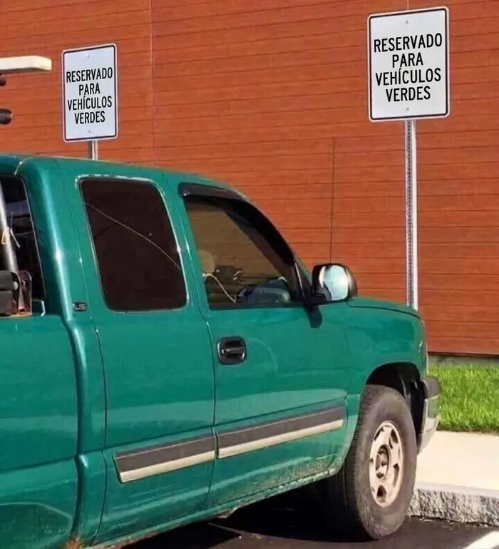 Camioneta verde estacionada en zona exclusiva, un meme gracioso para publicaciones divertidas.
