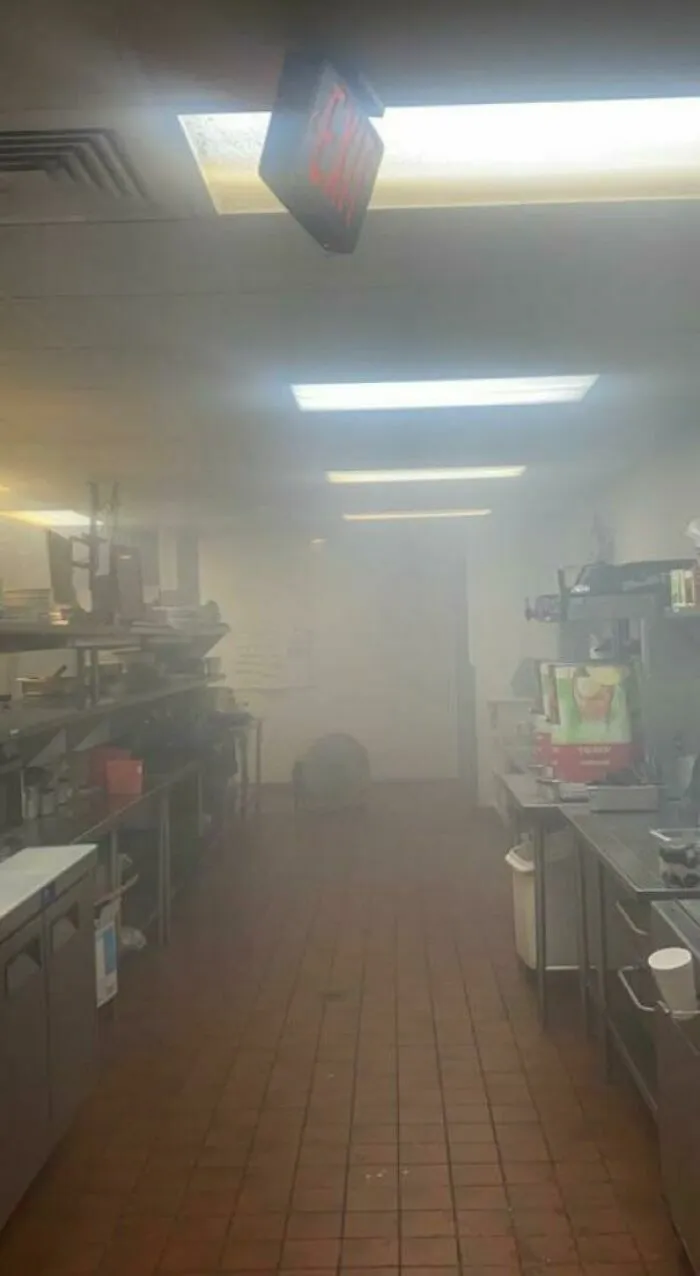 Cocina de restaurante llena de humo debido a la negligencia de los peores jefes.